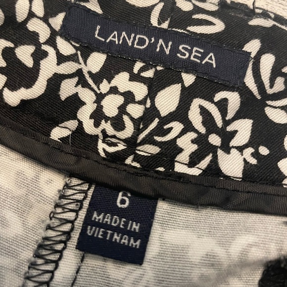 NWOT Black and White Print 4” inseam Size 6 Stretch, dressy - Picture 6 of 7